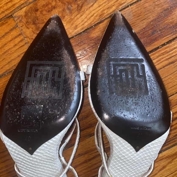 FENTY Spiraling Sandals: Pointed-toe white snake heels - Picture 4 of 4